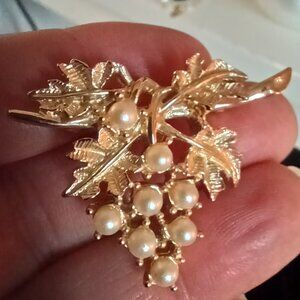 Vintage Emmons grape vine cluster pin/brooch. Faux pearls.
